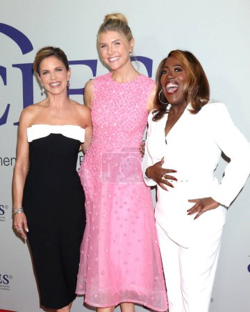 Foto de LOS ANGELES, USA - MAY 21, 2024:  Natalie Morales, Amanda Kloots, Sheryl Underwood at the 2024 Gracie Awards at the Beverly Wilshire Hotel on May 21, 2024 in Beverly Hills, CA - Imagen libre de derechos