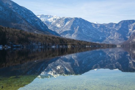 Foto de Hermoso paisaje esloveno Lago Bohinj, con agua turquesa. Parque Nacional Triglav, Alpes Julianos, Eslovenia, Europa - Imagen libre de derechos