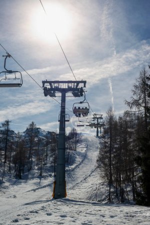 Foto de Remonte - esquiadores no reconocidos en vacaciones de esquí. Paisaje invernal de la estación. - Imagen libre de derechos