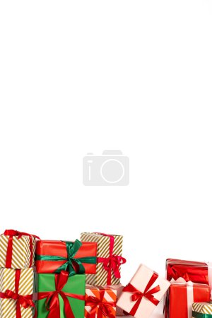 Foto de Bonitos regalos de Navidad envueltos aislados sobre fondo blanco. Foto de alta calidad - Imagen libre de derechos