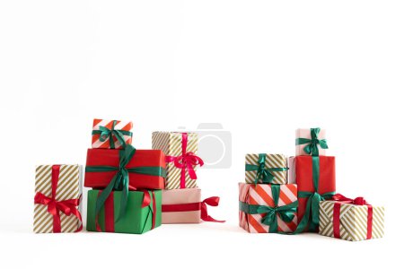 Téléchargez les photos : Magnifiquement enveloppé cadeaux de Noël isolé sur fond blanc. Photo de haute qualité - en image libre de droit