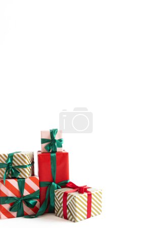 Téléchargez les photos : Magnifiquement enveloppé cadeaux de Noël isolé sur fond blanc. Photo de haute qualité - en image libre de droit