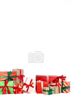 Foto de Bonitos regalos de Navidad envueltos aislados sobre fondo blanco. Foto de alta calidad - Imagen libre de derechos