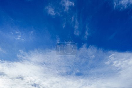 Expansivo cielo azul profundo con delicadas nubes tenues, que encarnan la libertad y la inmensidad de la naturaleza, ideal para conceptos de tranquilidad y espacios abiertos
