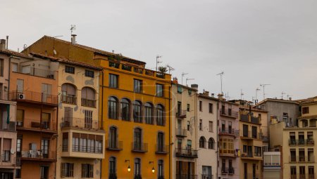 Antiguas casas coloridas de Cardona, Cataluña, España