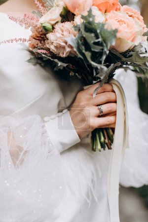 Téléchargez les photos : Plan recadré de mariée avec bouquet de mariage - en image libre de droit