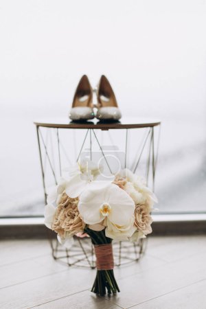 Téléchargez les photos : Bouquet de mariage et chaussures de mariée. accessoires de mariage. - en image libre de droit