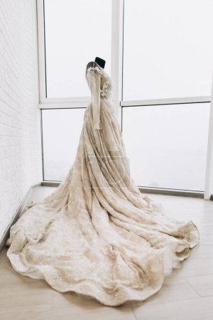 Téléchargez les photos : Mannequin avec robe de mariée - en image libre de droit