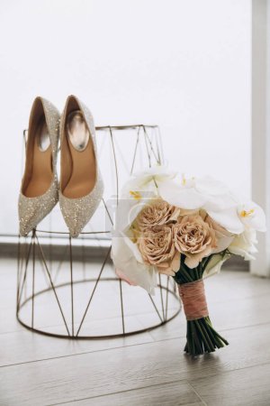 Foto de Ramo de bodas y zapatos de novia. accesorios de boda. - Imagen libre de derechos