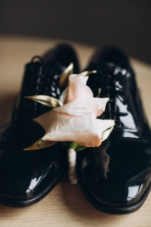 Téléchargez les photos : Chaussures de mariage noir pour marié et rose fleur - en image libre de droit