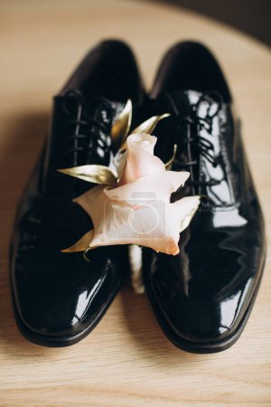 Foto de Zapatos de boda negros para el novio y la flor rosa - Imagen libre de derechos