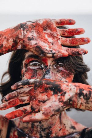 Téléchargez les photos : Art corporel. Portrait. Une fille avec de la peinture rouge et noire sur son visage et son corps - en image libre de droit