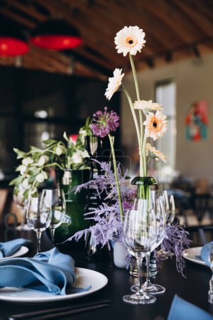 Foto de Arreglos de decoración de flores en mesas establecidas para la ceremonia de la boda - Imagen libre de derechos