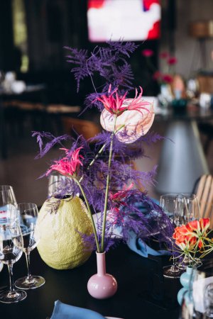 Foto de Arreglos de decoración de flores en mesas establecidas para la ceremonia de la boda - Imagen libre de derechos