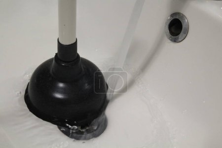 Foto de Desagüe de goma del émbolo mermelada de tubería de agua limpia - Imagen libre de derechos