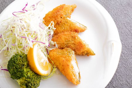 Téléchargez les photos : A chicken fillet cutlet made by a Japanese chef in Japan - en image libre de droit