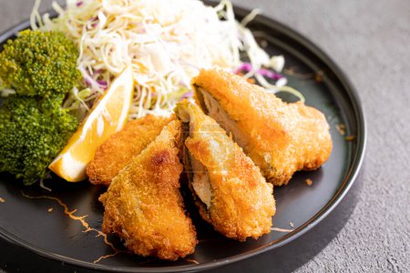 Téléchargez les photos : A chicken fillet cutlet made by a Japanese chef in Japan - en image libre de droit