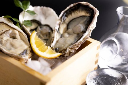 Téléchargez les photos : How to eat oysters Japanese style - en image libre de droit