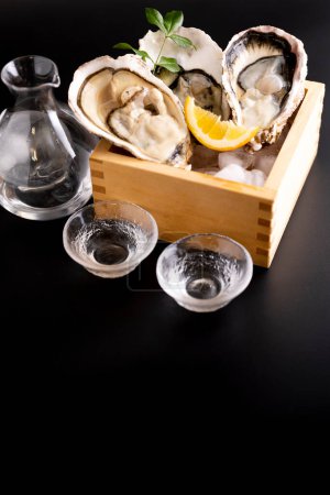 Téléchargez les photos : How to eat oysters Japanese style - en image libre de droit