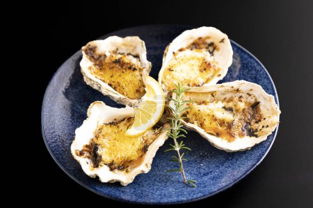 Téléchargez les photos : Fresh oysters that can be eaten raw cooked in gratin - en image libre de droit