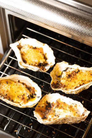 Téléchargez les photos : Fresh oysters that can be eaten raw cooked in gratin - en image libre de droit