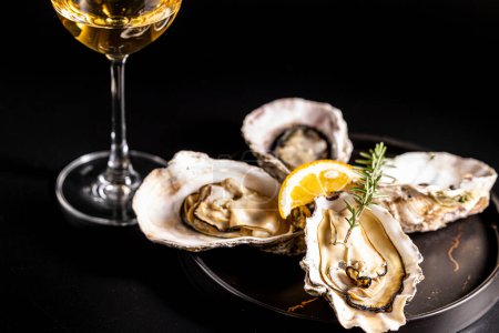 Téléchargez les photos : Very fresh raw oysters and white wine - en image libre de droit