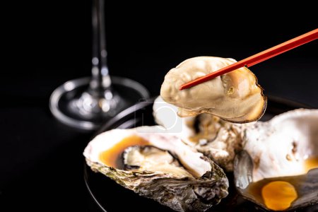Foto de Very fresh raw oysters and white wine - Imagen libre de derechos
