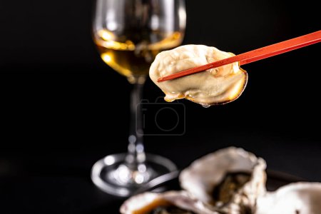 Téléchargez les photos : Very fresh raw oysters and white wine - en image libre de droit