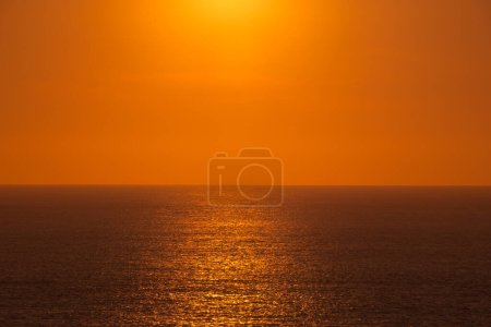 Téléchargez les photos : Orange sun setting on the horizon - en image libre de droit