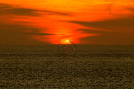 Foto de Orange sun setting on the horizon - Imagen libre de derechos