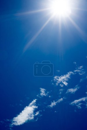 Foto de Cielo azul y nubes blancas en verano - Imagen libre de derechos