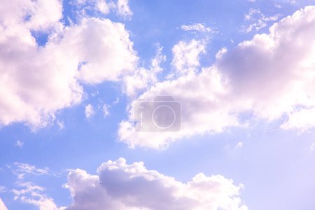 Téléchargez les photos : Ciel bleu et nuages blancs en été - en image libre de droit