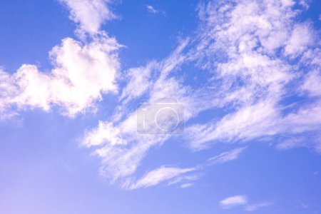 Foto de Cielo azul y nubes blancas en verano - Imagen libre de derechos