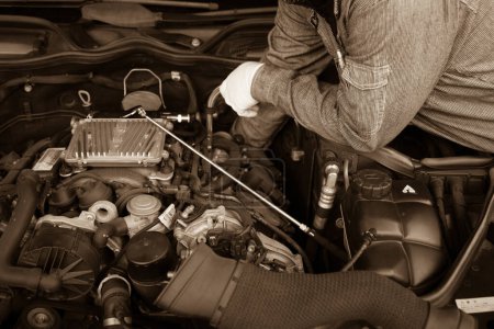 Téléchargez les photos : Mécanicien et réparation de voitures dans le garage - en image libre de droit