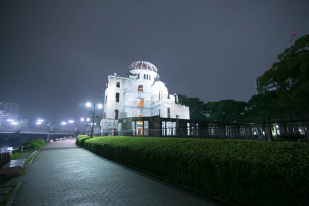 Foto de Cúpula de bomba atómica iluminada en Hiroshima, Japón - Imagen libre de derechos