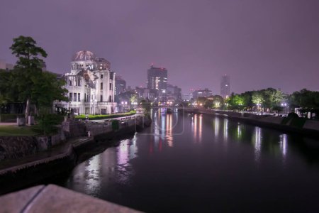 Foto de Cúpula de bomba atómica iluminada en Hiroshima, Japón - Imagen libre de derechos