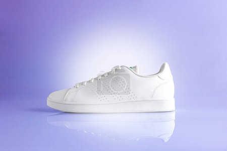 Téléchargez les photos : I photographed white sneakers with mirror reflection - en image libre de droit