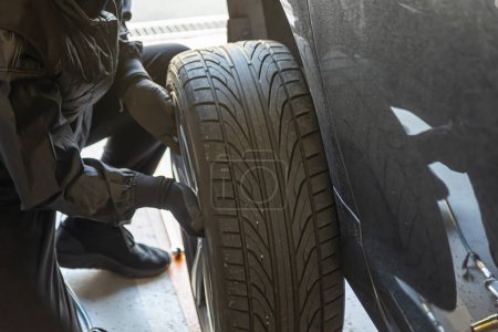 Foto de Where brake pads and tires are changed at an automobile repair shop - Imagen libre de derechos