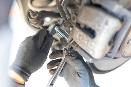 Téléchargez les photos : Where brake pads and tires are changed at an automobile repair shop - en image libre de droit