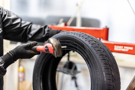 Foto de Donde las pastillas de freno y los neumáticos se cambian en un taller de reparación de automóviles - Imagen libre de derechos