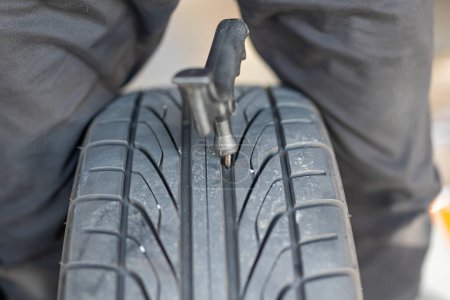 Téléchargez les photos : Où les plaquettes de frein et les pneus sont changés dans un atelier de réparation automobile - en image libre de droit