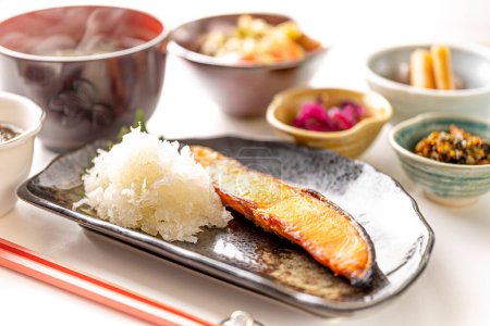 Téléchargez les photos : Le petit déjeuner japonais se compose de poissons grillés sains et beaucoup de plats d'accompagnement - en image libre de droit
