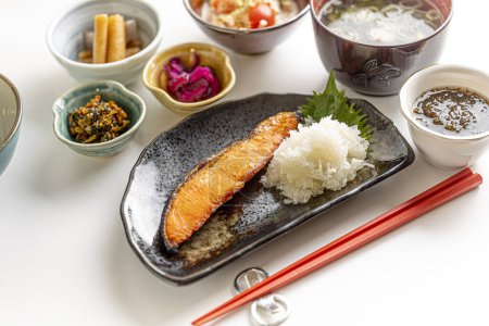 Téléchargez les photos : Japanese breakfast consists of healthy grilled fish and lots of side dishes - en image libre de droit