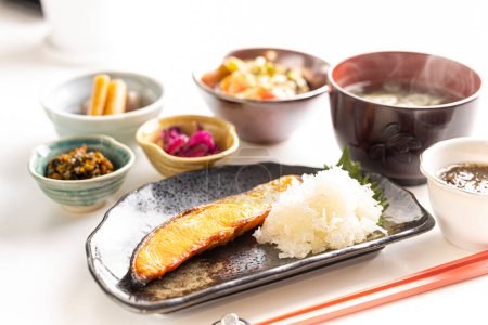 Téléchargez les photos : Le petit déjeuner japonais se compose de poissons grillés sains et beaucoup de plats d'accompagnement - en image libre de droit