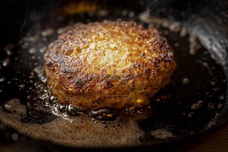 Téléchargez les photos : Steak de hamburger grillé sur une plaque chauffante - en image libre de droit