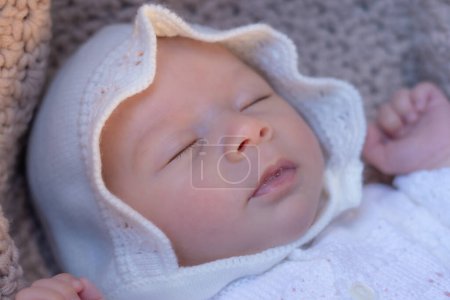 Foto de Hermoso retrato de adorable etnia mixta asiático caucásico bebé niña un par de semanas de edad acostado en carrito de bebé durmiendo pacíficamente usando un sombrero dulce en la nueva vida y el concepto de recién nacido - Imagen libre de derechos
