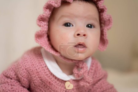 Téléchargez les photos : Beau portrait de l'appartenance ethnique mixte adorable Asiatique Caucasien bébé fille de quelques semaines couché sur couverture blanche portant un chapeau rose doux dans une nouvelle vie et concept nouveau-né - en image libre de droit