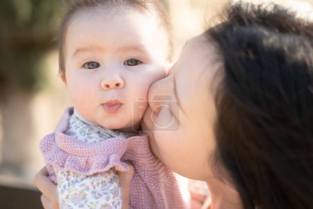 Foto de Pura alegría como una joven madre china asiática juega amorosamente con su pequeña niña, creando un vínculo duradero de felicidad afectiva - belleza materna e inocencia infantil - Imagen libre de derechos