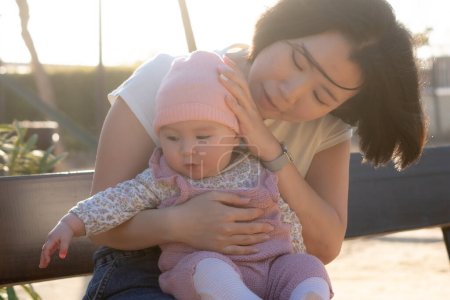 Foto de Pura alegría como una joven madre coreana asiática juega amorosamente con su pequeña niña, creando un vínculo duradero de felicidad afectiva - belleza materna e inocencia infantil - Imagen libre de derechos