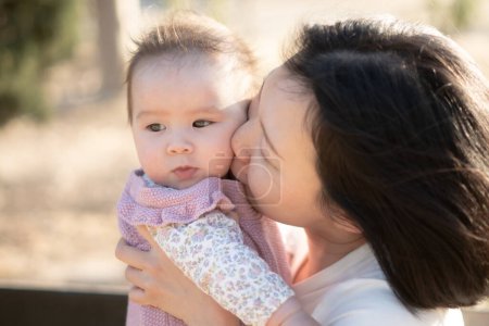 Téléchargez les photos : Pure joie comme une jeune mère asiatique coréenne joue avec amour avec sa petite fille, créant un lien durable de bonheur affectif beauté de la maternité et innocence de l'enfance - en image libre de droit